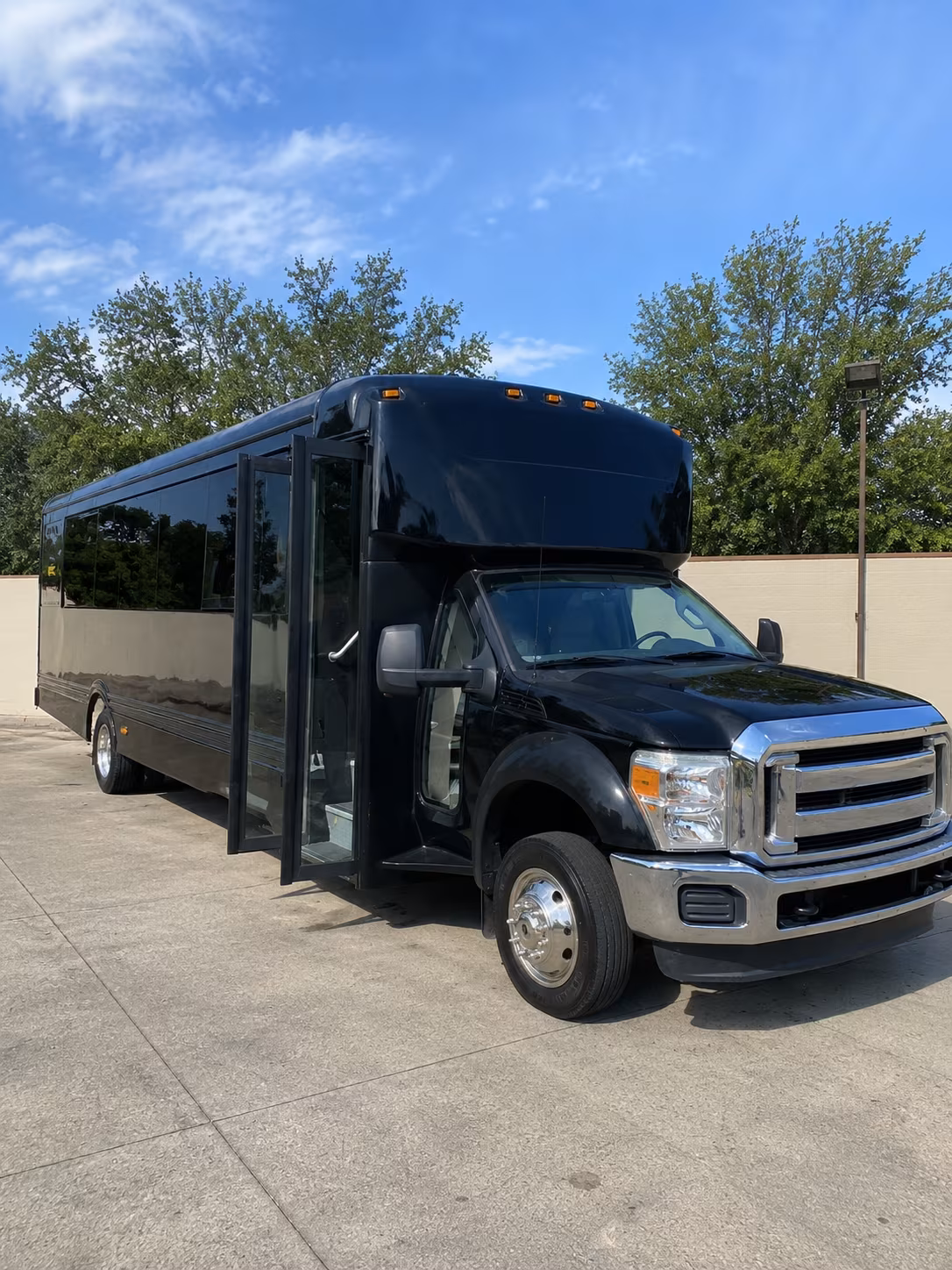 overland park 20 passenger party bus